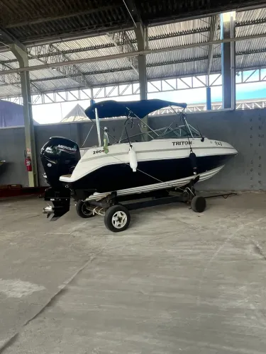 Triton 200 impecável
