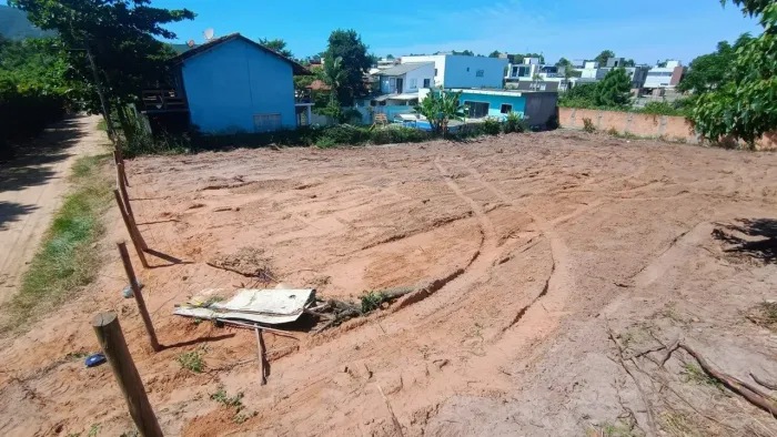 Lindo terreno de 1.009,36m², com Escritura no bairro São João do Rio Vermelho, próximo ao 