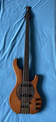 Baixo Fretlles - Cheruti - Modelo ?Maia? 4 cordas 