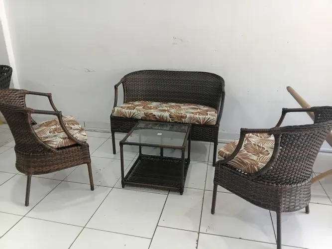 Conjunto de cadeiras de fibra e alumínio