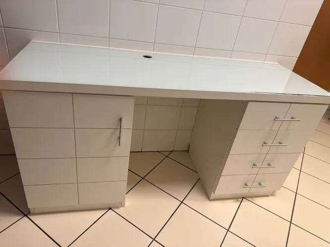 Mesa de escritório com tampo de vidro 