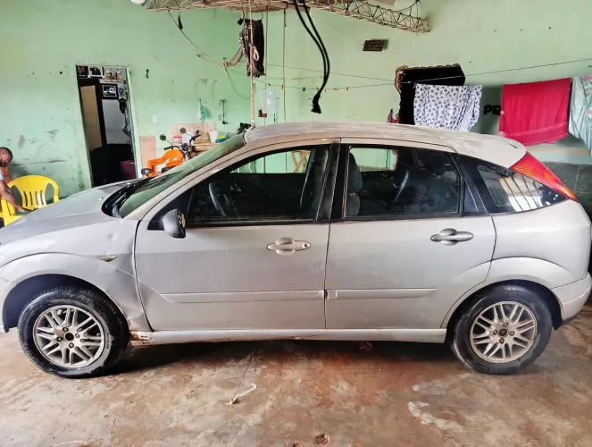 Ford Focus 1.8 16V 5P 2002
