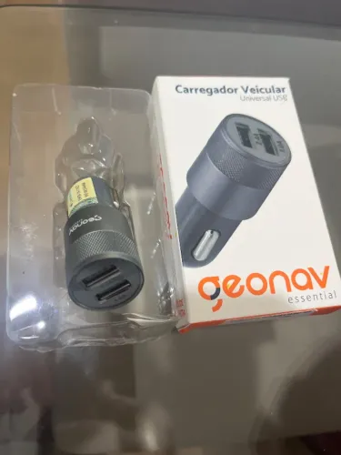 Carregador veicular novo universal Geonav com 2.4A, 2 portas USB, cor Cinza