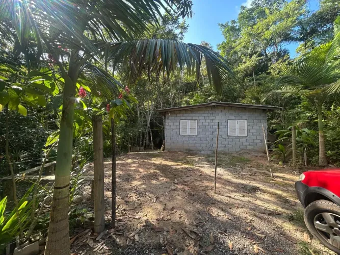 Sítio com água e luz, com casa de bloco, quitado