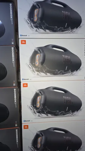 boombox 4 - Lacrada, 1 ano de garantia e nota fiscal. Melhor preço, não baixo.