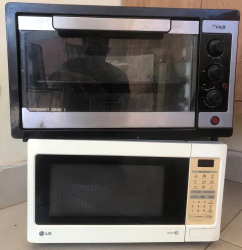 Um Forno Elétrico e um Microondas