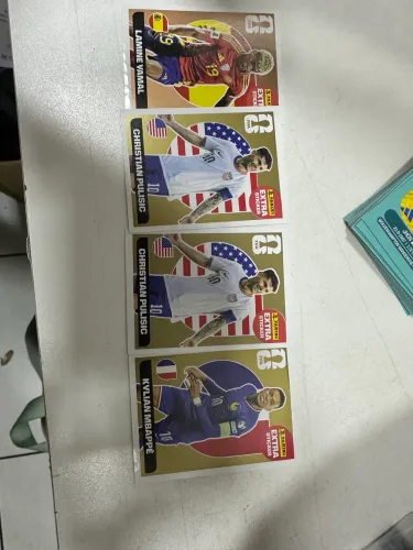 KIT DE FIGURINHAS 4 LEGENDS ( mbappe dourada pilisic dourada (2) e yamal bronze