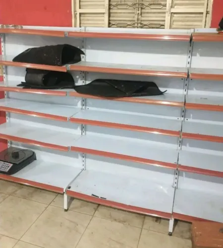 Vendo gondulas parede