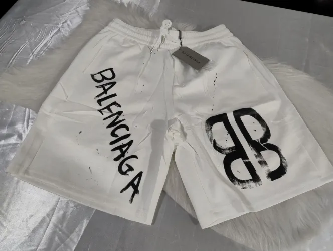 Bermuda tamanho G serve M também Balenciaga branco