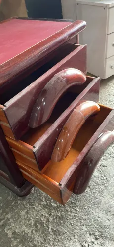Mesa cabeceira madeira torneado antigo 3 gavetas