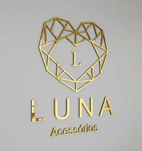 LETREIRO PERSONALIZADA EM ACRÍLICO ESPELHADO - IMPACTO E SOFISTICAÇÃO