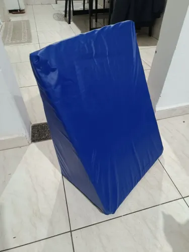 Travesseiro encosto triângulo