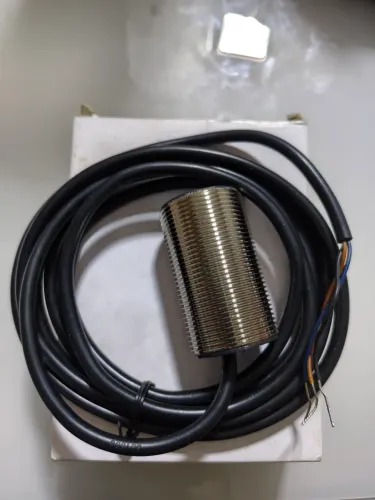 Sensor indutivo de proximidade Telemecanique modelo XS130BLPAL2.