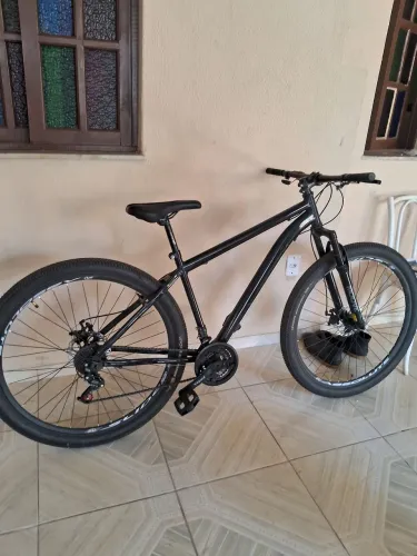 Bicicleta aro 29 preta - freio a disco semi nova com amortecedor e muito confortavel