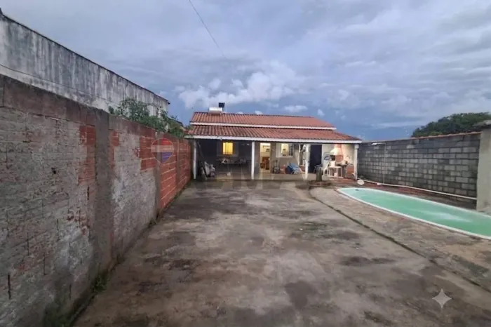 Casa à Venda no Campo Largo Salto de Pirapora | Piscina, 2 Quartos e Amplo Terreno