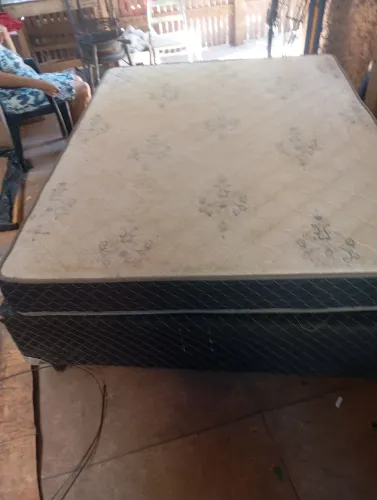 Vendo cama de casal 300 reais não faço entrega