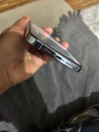 Vendo ou troco iPhone 13 Pro Max tela troca mais de ótima qualidade