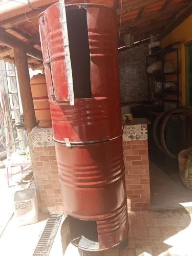 Vendo estufa caseira para defumação a lenha e fuma carnes linguiças faz bem barato r$ 300