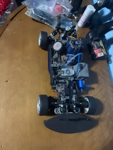 Carrinho automodelo a combustão (Nitro RC car)