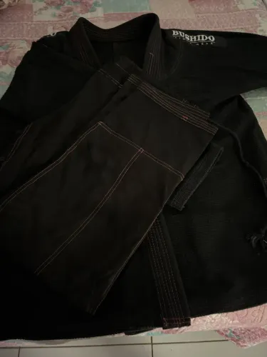 kimono bushido (preto com costura rosa , usado somente um mês)