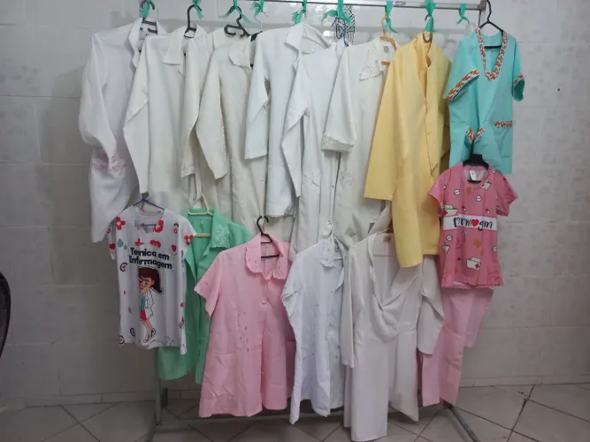 Jalecos em bom estado todos tamanhos e batas de enfermagem