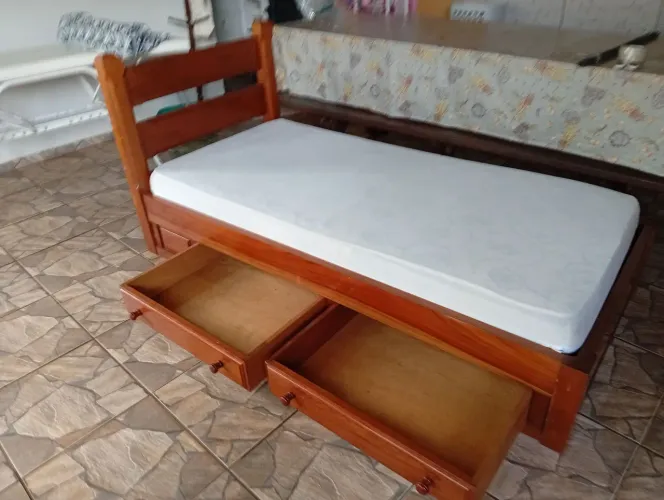 Cama de madeira 