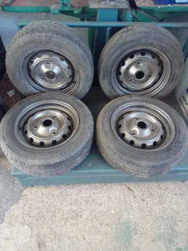 Pneus 14* com aros 14 de 3 furos.