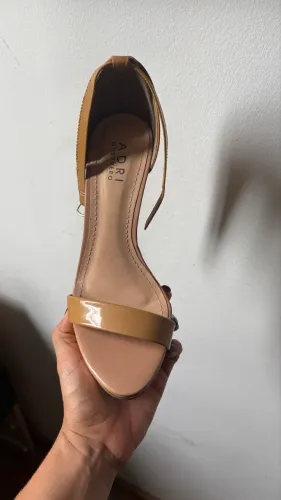Sandália de salto usada 1x vez 