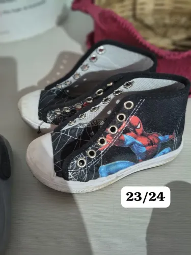 Tênis do homem aranha