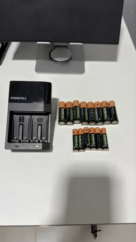 Carregador De Pilhas Recarregáveis Duracell Aa/aaa Com 8 Aa e 6 Aaa
