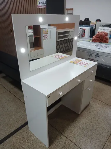 PENTEADEIRA CAMARIM CHANEL COM ESPELHO E LEDS HENN