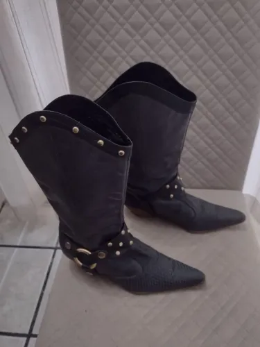 Um par de botas da moda Country da MARCA COR DE ROSA