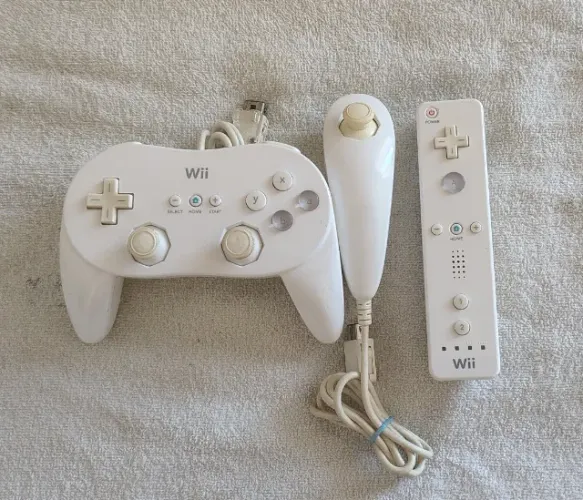 Kit Nintendo Wii WiiMote, Wii Nunchuk e Wii Classic Controller Pro