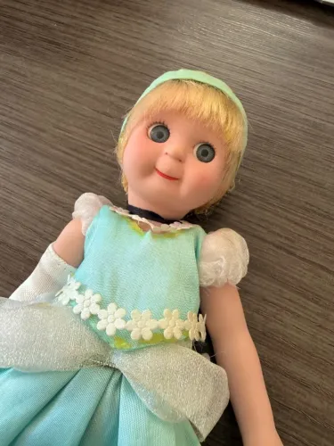 Boneca Cinderela DeAgostini colecionável em porcelana - com avaria