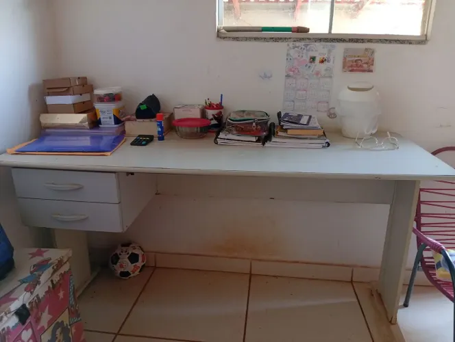 Vendo escrivaninha com duas gavetas