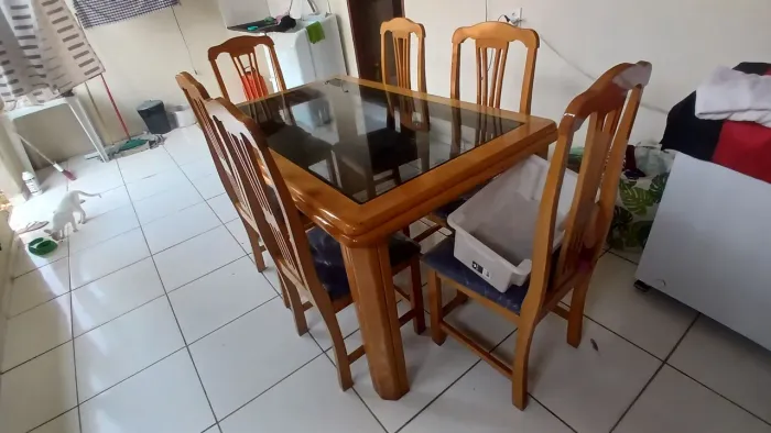 Jogo de Mesa de jantar 6 lugares.