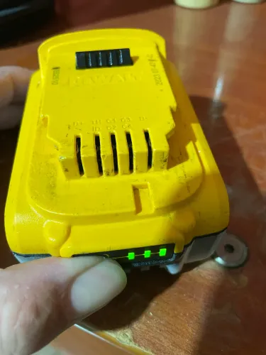 Bateria Dewalt 20v 5ah original carcaça pegou tinta na obra
