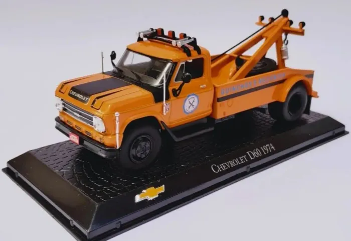 Duas miniaturas caminhão Chevrolet D 60 e C 60 