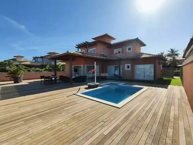 Casa à venda em condomínio com 04 suítes, piscina e vista mar na Ferradura em Buzios