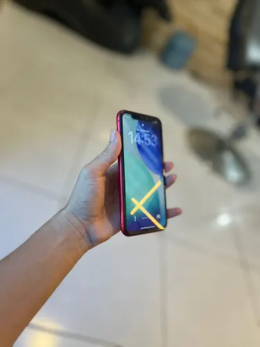 iPhone 11 funcionando tudo perfeitamente apenas traseira trincada 