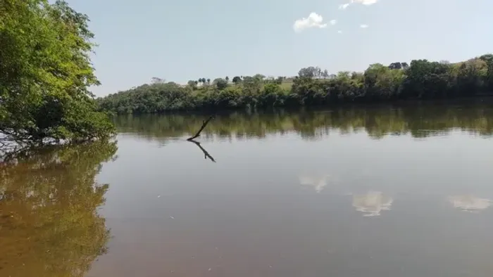 Chácara com 4.250,00 m2 em Jataizinho, fundos com rio Tibagi, frente para estrada.