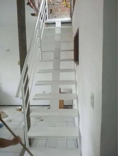 Escadas projetadas em aço reforçadas de acordo com seu ambiente.