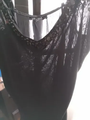 Blusa preta com detalhes em pedrarias