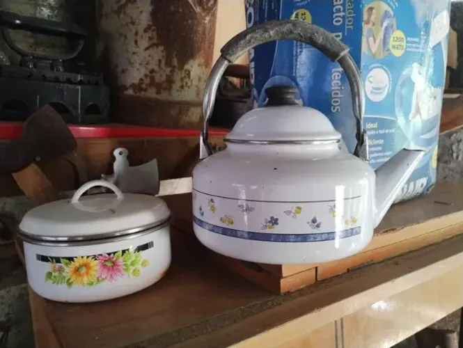 Chaleira e vasilha em Ágata / Esmaltado (decoração)