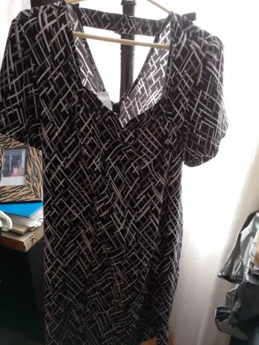 Vestido Preto com Estampa Geométrica. PRATICAMENTE SEM USO