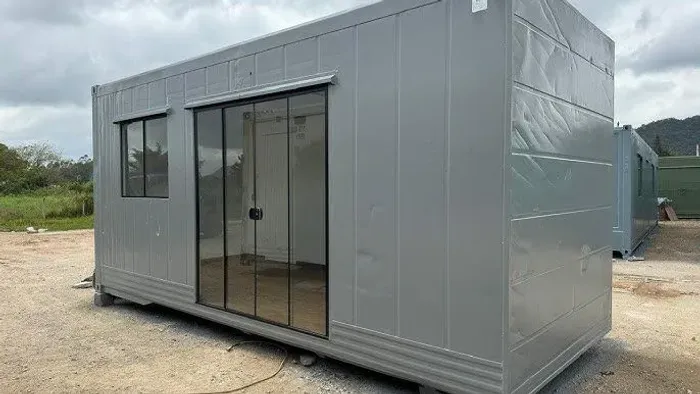 CONTAINER COM PORTA DE VIDRO E JANELA AREJADA. PREÇO IMPERDÍVEL!!!