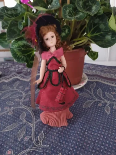 boneca de porcelana da coleçao damas de epoca