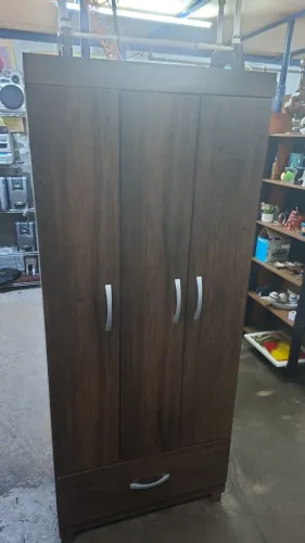 Guarda-Roupa 3 Portas e 1 Gaveta - Madeira Escura com Puxadores Modernos - Produto Usado!