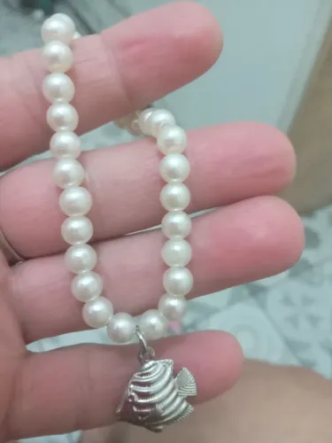 Pulseira de pérolas com pingente de peixe em aço (não fica preto)