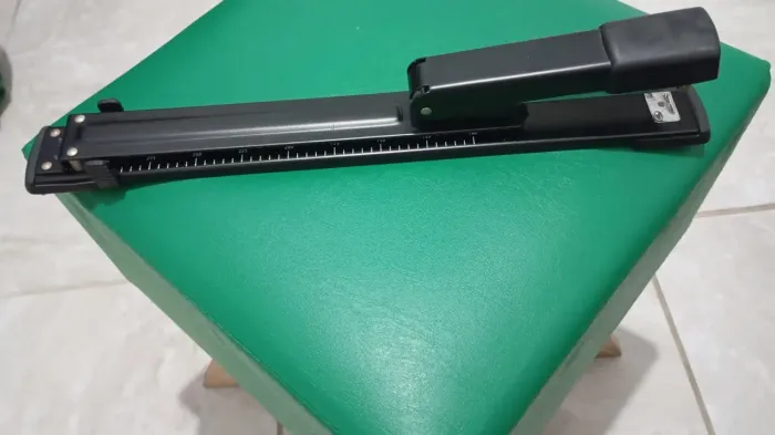 Grampeador de papel para escritório